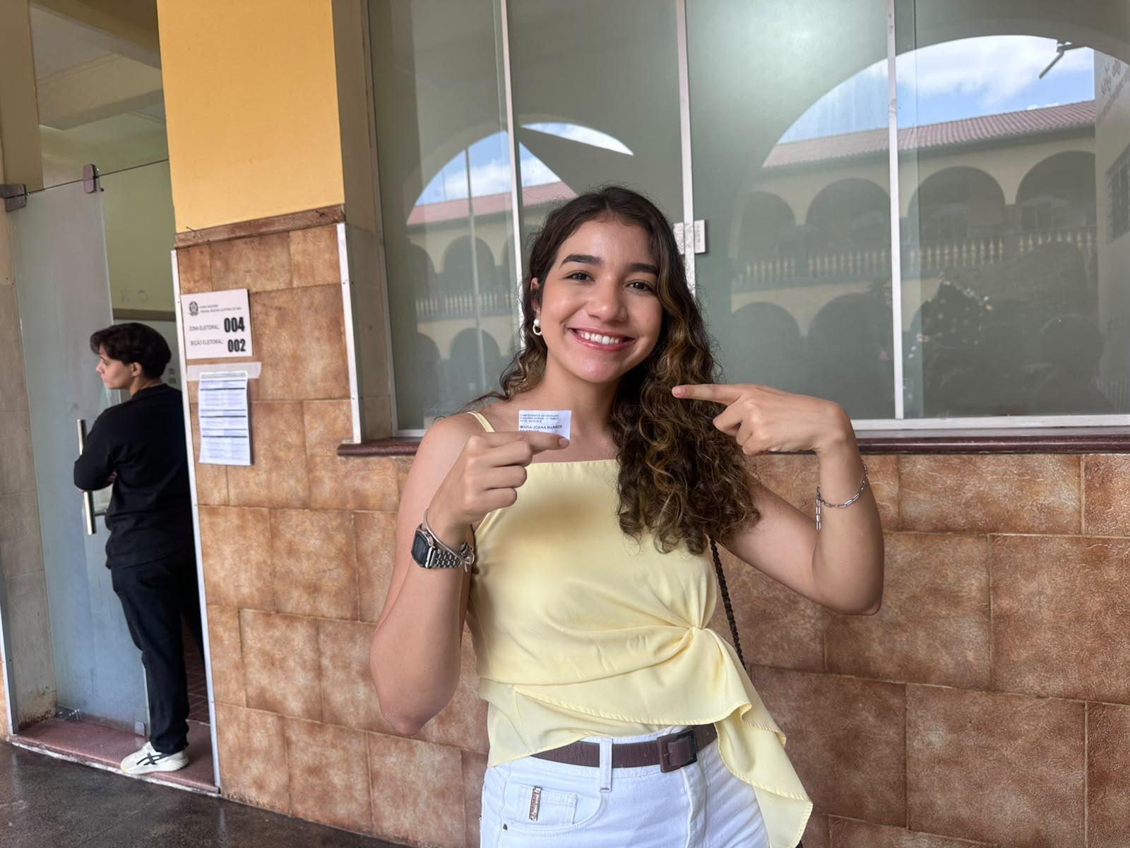 Maria Joana de Barros, de 19 anos, vota pela primeira vez